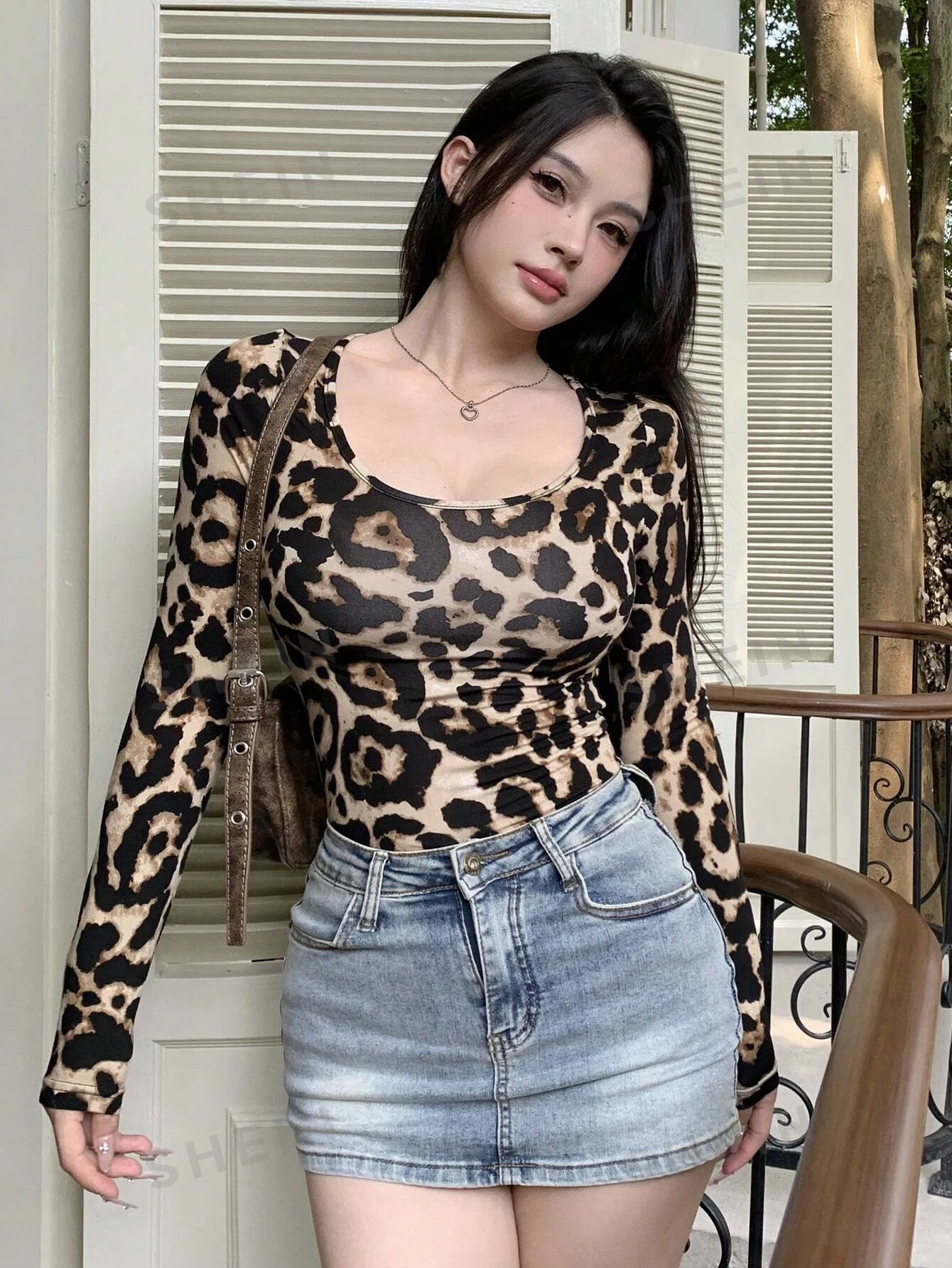 Women's Leopard Print Fitted Crew Neck T-Shirt